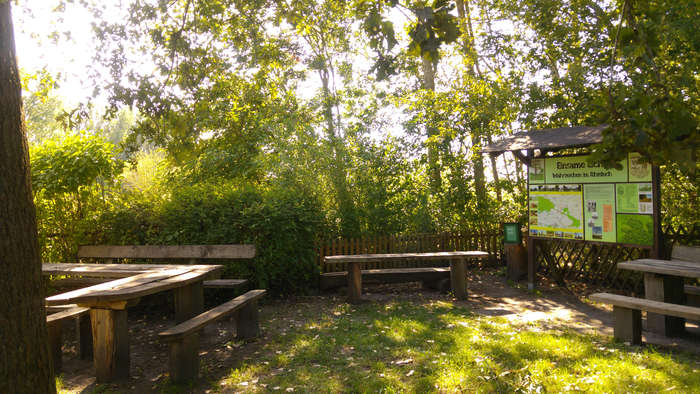 Rastplatz unter der Einsamen Eiche in Brandenburg mit Chronik und Gästebuch.