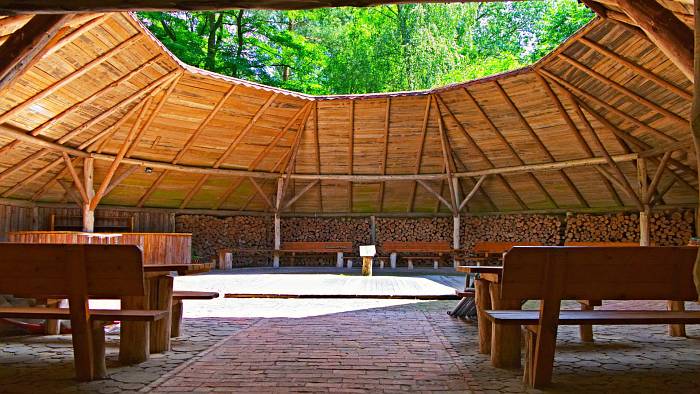 Der Pavillon, ganz aus Holz, bietet Witterungsschutz und ist eine rustikal-romantische Kulisse für eine unvergessliche Hochzeit. brandenburger.land - Arboretum Dreez