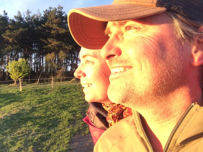 Die Gastgeber Klaudia und Thomas Duif - beide haben das Herz am rechten Fleck und dieses Strahlen in den Gesichtern kommt nicht nur von der Brandenburger Abendsonne... Die Gastgeber Klaudia und Thomas Duif - beide haben das Herz am rechten Fleck und dieses Strahlen in den Gesichtern kommt nicht nur von der Brandenburger Abendsonne...