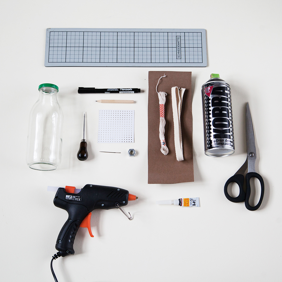 <p><img src="images/bilder/laender/ostprignitz-ruppin/Kyritz/Muckout/muckout-diy-oellampe-upcycling_3.jpg" alt="muckout diy oellampe upcycling 3" /></p> <p><img src="images/bilder/laender/ostprignitz-ruppin/Kyritz/Muckout/muckout-diy-oellampe-upcycling_3.jpg" alt="muckout diy oellampe upcycling 3" /></p>