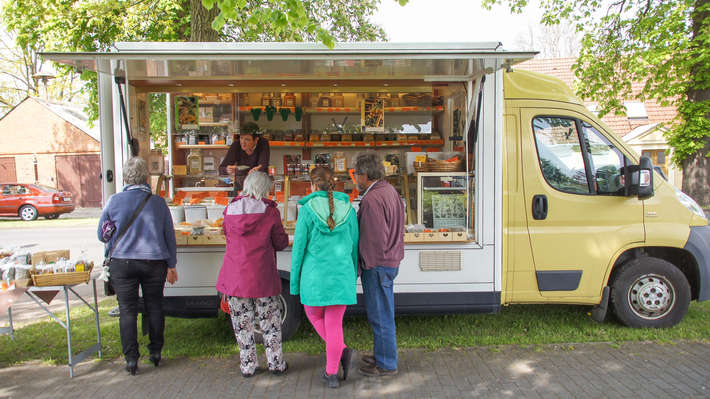 Katinkas Gewürzoase Marktwagen auf dem Bauernmarkt in Kampehl, Ostprignitz-Ruppin, Brandenburg Katinkas Gewürzoase Marktwagen auf dem Bauernmarkt in Kampehl, Ostprignitz-Ruppin, Brandenburg